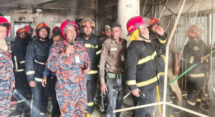 শাহবাগে বিএমইউয়ে আগুন, ফায়ার সার্ভিসের চেষ্টায় নিয়ন্ত্রণে